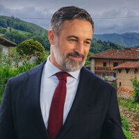 Las vacaciones soñadas de Santiago Abascal en Asturias: un pueblo de 200 habitantes como refugio, visita a Covadonga, los lagos y una cueva de queso Gamonéu, y en yate por Llanes