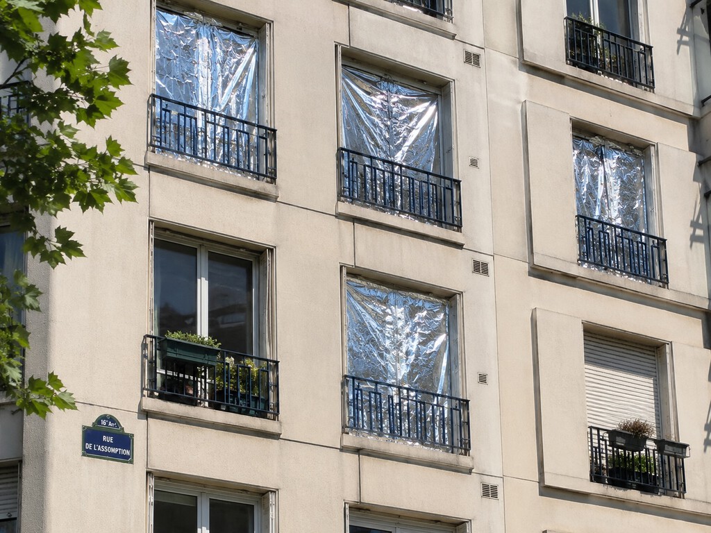 “Es una solución de emergencia”: el calor extremo deja a París con ventanas cubiertas con papel de aluminio
