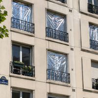 Los arquitectos están de acuerdo: el truco del papel de aluminio en las ventanas tan de moda en París funciona, pero no es lo mejor