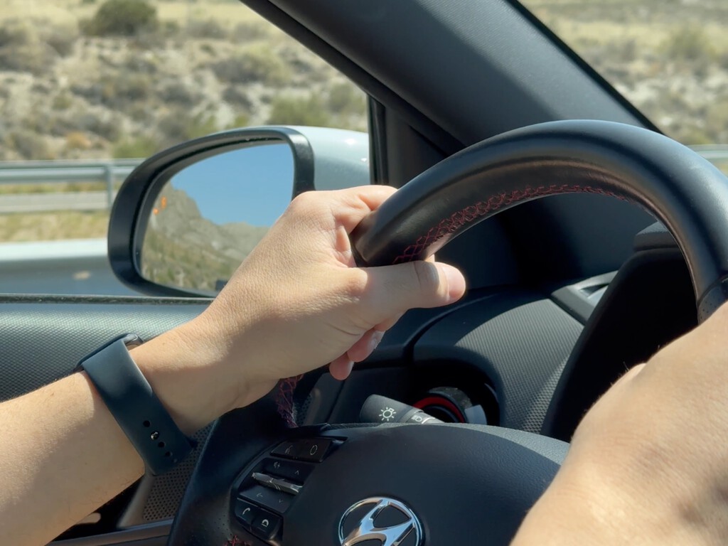 La DGT calcula que puedes ahorrar hasta 500 euros en gasolina cambiando tu conducción. Tu iPhone tiene un par de trucos extra que ellos no cuentan 