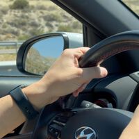 La DGT calcula que puedes ahorrar hasta 500 euros en gasolina. Tu iPhone tiene un par de trucos extra que ellos no cuentan