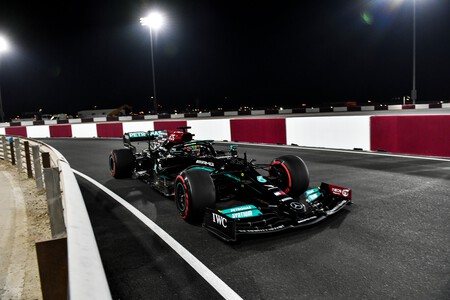 Lewis Hamilton exprime el poderío del Mercedes para hacer la pole en Losail con medio segundo de ventaja