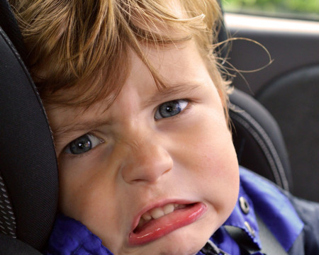 ¿Es seguro dejar al niño solo dentro del coche en verano? Piénsatelo dos veces antes