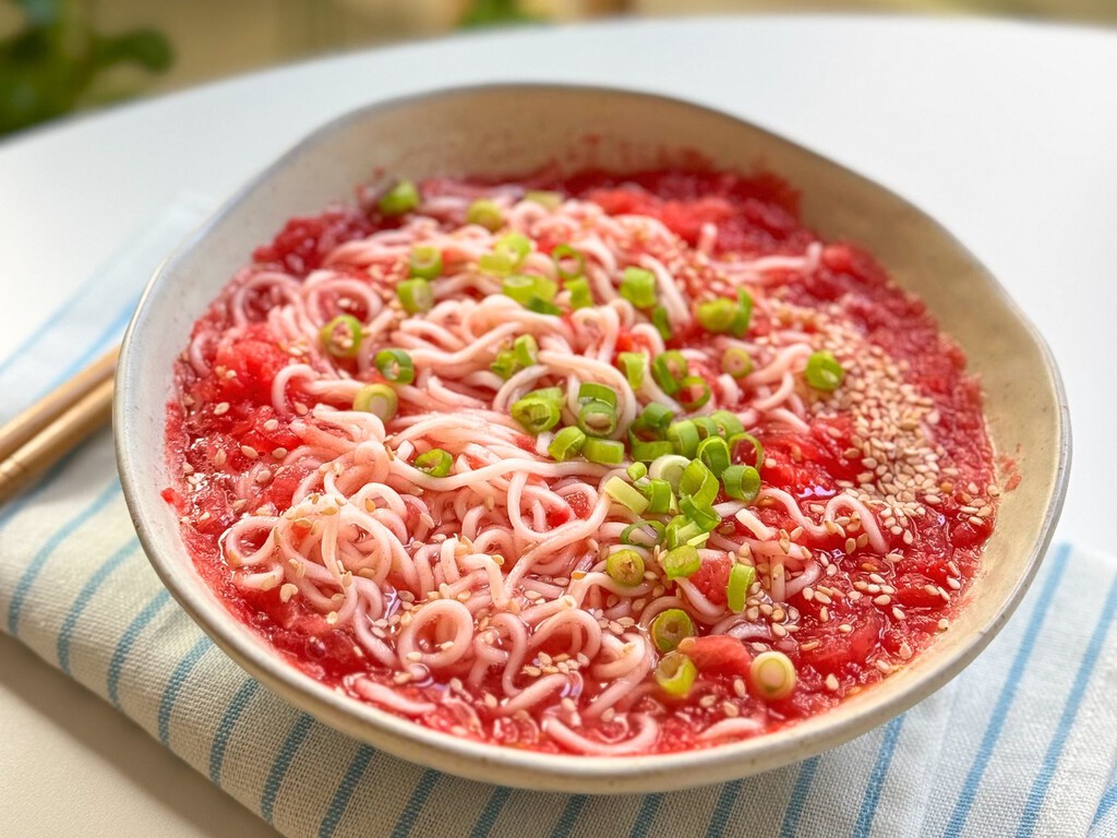 La respuesta oriental para salir del gazpacho y los espaguetis son estos fideos fríos con tomate que se preparan en menos de 10 minutos