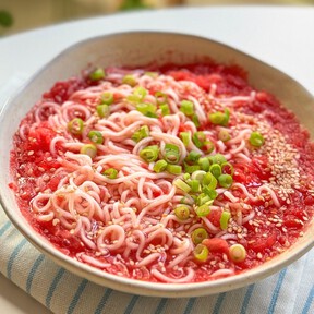 La respuesta oriental para salir del gazpacho y los espaguetis son estos fideos fríos con tomate que se preparan en menos de 10 minutos 