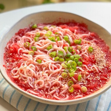 La respuesta oriental para salir del gazpacho y los espaguetis son estos fideos fríos con tomate que se preparan en menos de 10 minutos 