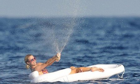 Paris Hilton sigue gozándola como una enana en sus vacaciones