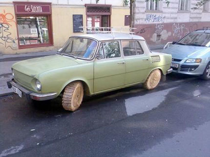 Coche con <em>maderáticos</em>, el mejor kit antipinchazos