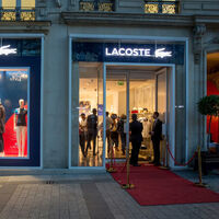 Llega la chaqueta Lacoste de plumas que más va a arrasar por lo calentita y cómoda que es rebajada a más de la mitad de precio 