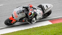 Jorge Lorenzo golpea la mesa demostrando su condición de favorito 