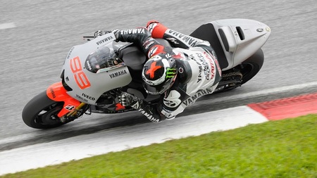 Jorge Lorenzo golpea la mesa demostrando su condición de favorito