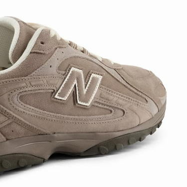 La nueva New Balance 204L lo tiene todo para conquistar las calles: ADN futbolero, guiños a Miu Miu y un color champiñón que va con todo 