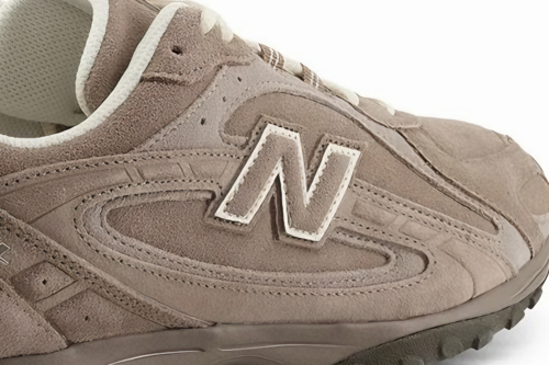 Estas nuevas New Balance llegan para conquistar las calles: ADN futbolero,  guiños a Miu Miu y un color champiñón que va con todo