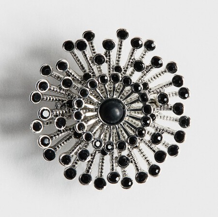 La Etiqueta Dice Traje Y Corbata Pero Los Que De Verdad Saben De Estilo Apuestan Por Estos Accesorios Elegantes Para Deslumbrar En Las Fiestas De Fin De Ano