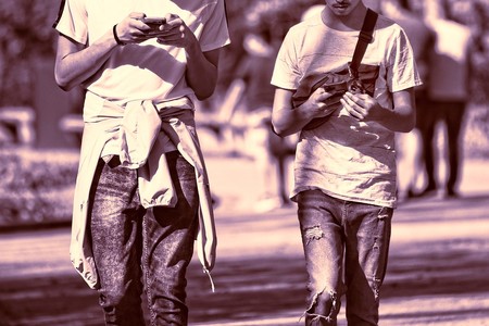 Corea del Sur estrena pasos de peatones para 'zombies' con móvil: un sistema multidimensional de 13.000 dólares