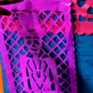 Un local del centro de CDMX donde hay máscaras, disfraces y decoración para Halloween y Día de Muertos desde 5 pesos