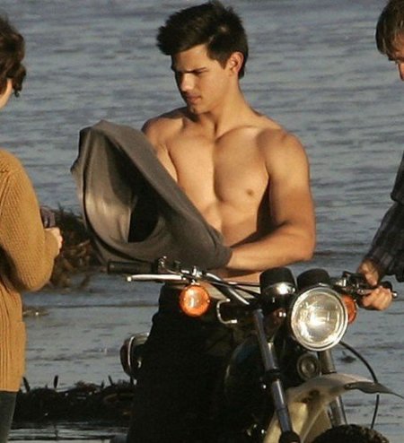 Taylor Lautner no quiere volver a enseñarnos su torso desnudo...snif
