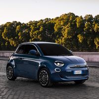 El Fiat 500e eléctrico estrena una edición especial con techo panorámico y 320 km de autonomía, desde 34.900 euros
