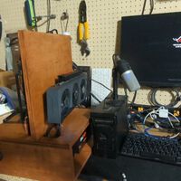 Tarda 24 horas en construir un PC Gaming de madera que funciona gracias a una palanca. Por desgracia, su invento no tardará en morir