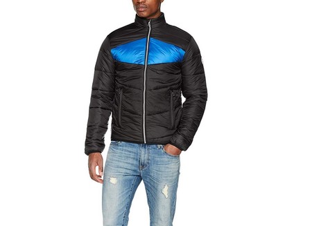 Por sólo 24,95 euros la chaqueta para hombre Jack & Jones Jorzoom Light Puffer en negro y azul puede ser nuestra gracias a Amazon