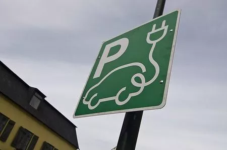 Los coches eléctricos tendrán aparcamiento gratuito en Madrid