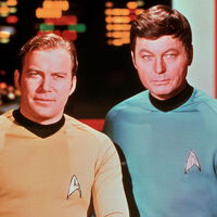 59 años después, el capitán Kirk de Star Trek luce por fin un uniforme totalmente nuevo 