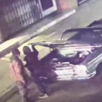 Robaron un Chevrolet clásico, pero como no pudieron encenderlo, lo empujaron con un Prius. Sí, hay video
