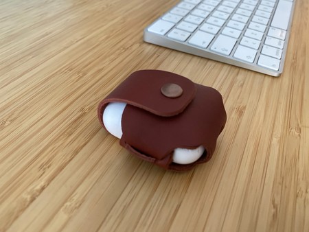 Este estuche para AirPods de cuero y hecho a mano aporta estilo en tu día a día