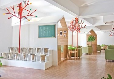 Mini casitas y árboles artificiales son los protagonistas en este jardín café