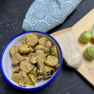 Coles de Bruselas al horno con aliño de queso y mostaza, receta de guarnición fácil para acompañar carnes y pescados