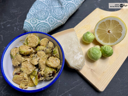 Coles de Bruselas al horno con aliño de queso y mostaza, receta de guarnición fácil para acompañar carnes y pescados