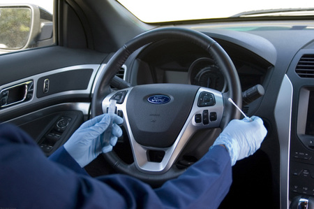 Toma de muestras bacterianas en un coche