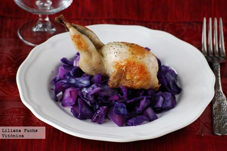 Codornices sobre col lombarda. Receta saludable