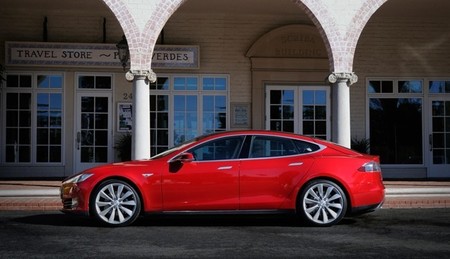 Tesla Model S rojo lateral