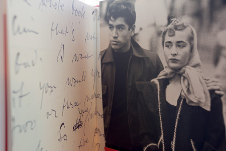La mejor manera de estudiar la figura de Robert Frank, el fotógrafo que cambió todo