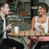 ¿Te cuesta ser sociable? Los trucos de los expertos para mejorar tus habilidades sociales y ser una persona más extrovertida