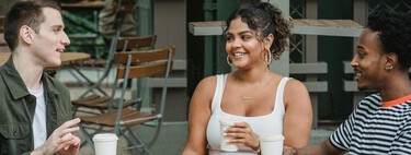 ¿Te cuesta ser sociable? Los trucos de los expertos para mejorar tus habilidades sociales y ser una persona más extrovertida