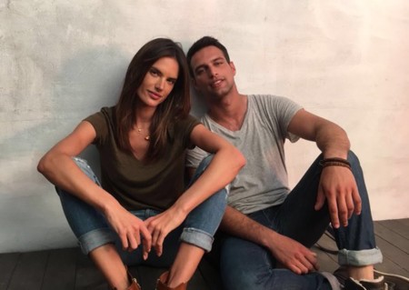 Jesús Castro y sus ojazos posan con Alessandra Ambrosio