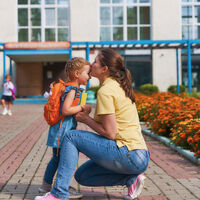 Compartir la foto del primer día de cole de tu peque es un bonito recuerdo, pero esconde un peligro: estás regalando demasiada información 