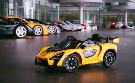 Este McLaren Senna es un extremo coche de juguete que imita el rugido de su V8 y tiene hasta sistema multimedia