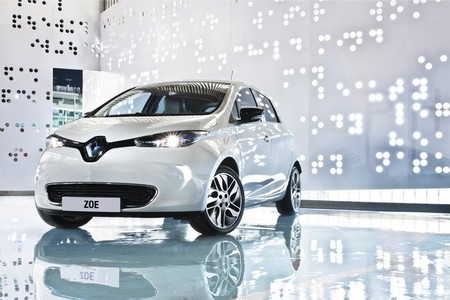 ¿Cómo van las ventas de coches eléctricos en 2014 en España? El Nissan LEAF va ganando el duelo al Renault ZOE