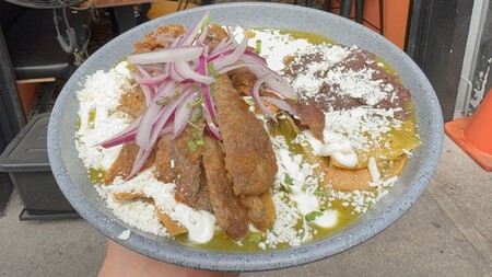 Este es el lugar perfecto para desayunar chilaquiles rellenos los fines de semana: tienen opciones de hasta 1 kilo 