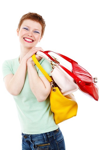 Mujer de pelo corto con tres bolsos.