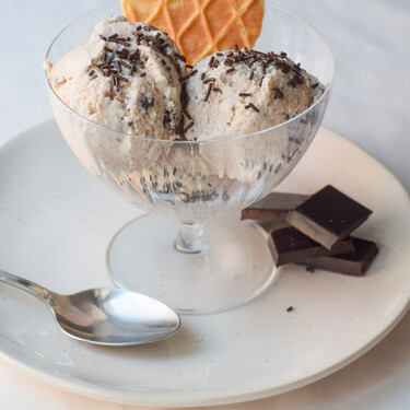 Helado de stracciatella casero, la receta más fácil para preparar el popular gelato italiano con chocolate