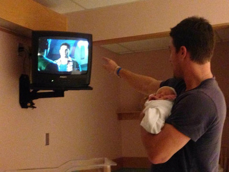 Stephen Amell ya es papá... y yo muero de amor con la foto