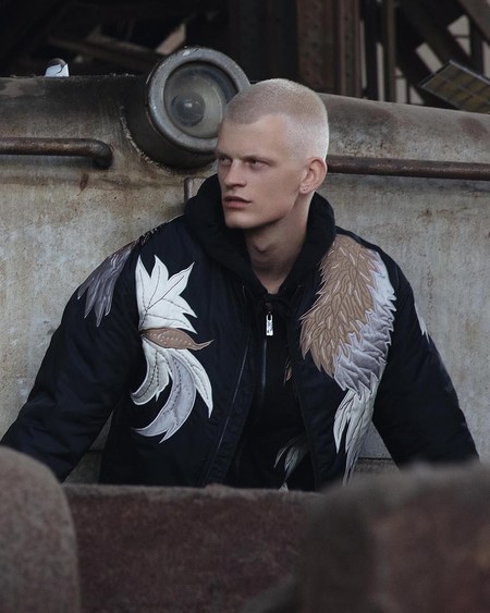 Milan Vukmirovic presenta PORTSV, una nueva línea unisex que debuta con aires western