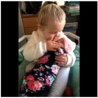 "No te dejare ir nunca más": el vídeo viral más tierno de una niña de tres años al conocer a su hermana recién nacida