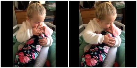 "No te dejare ir nunca más": el vídeo viral más tierno de una niña de tres años al conocer a su hermana recién nacida