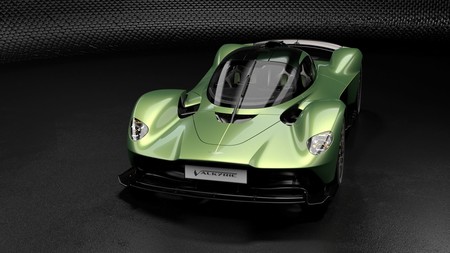 Aston Martin Valkyrie AMR Track Performance eleva el listón y convierte a este hypercar en una fiera sedienta de asfalto