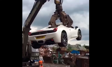 El misterioso caso del Ferrari 458 Spider destrozado por la policía británica
